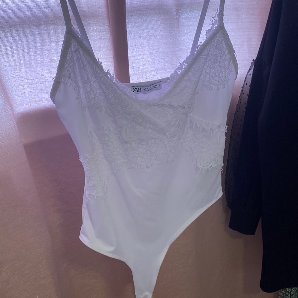 Whit lace bodysuit